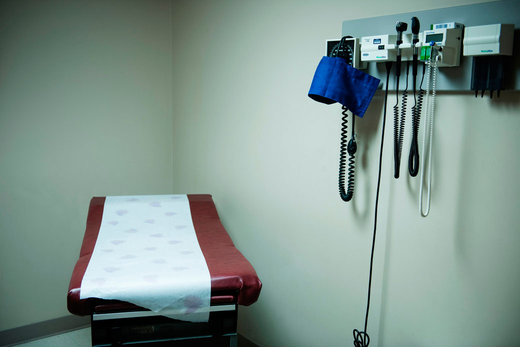 An examination table sits in an empty room in a Blacksville, West Virginia, health clinic, March 2017. (Getty/Brendan Smialowski)