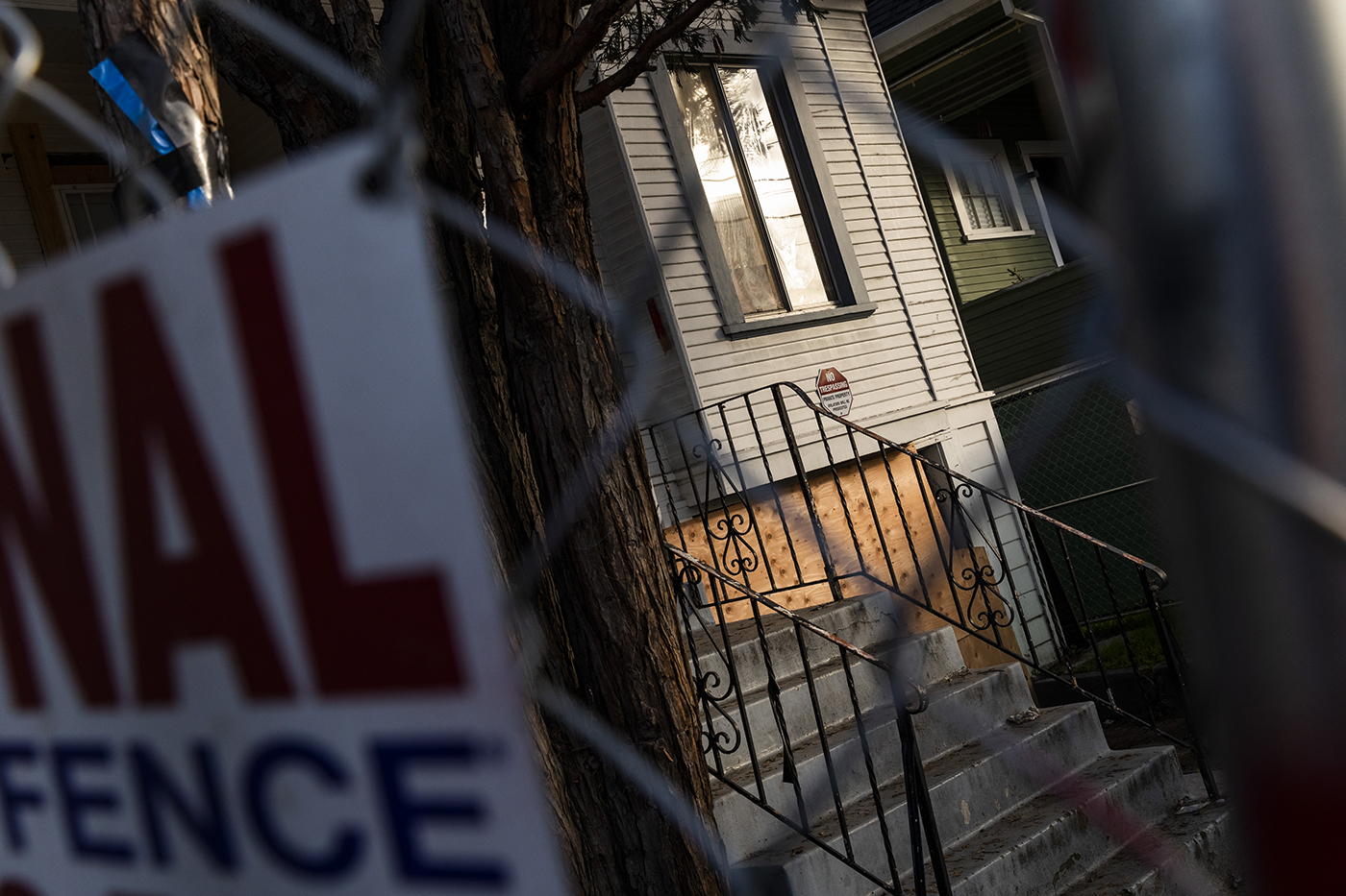 A newly erected fence blocks the front of a vacant home that Moms 4 Housing activists occupied during a monthslong protest that ended in a court-ordered eviction, in Oakland, California on January 28, 2020. (Getty/Philip Pacheco)