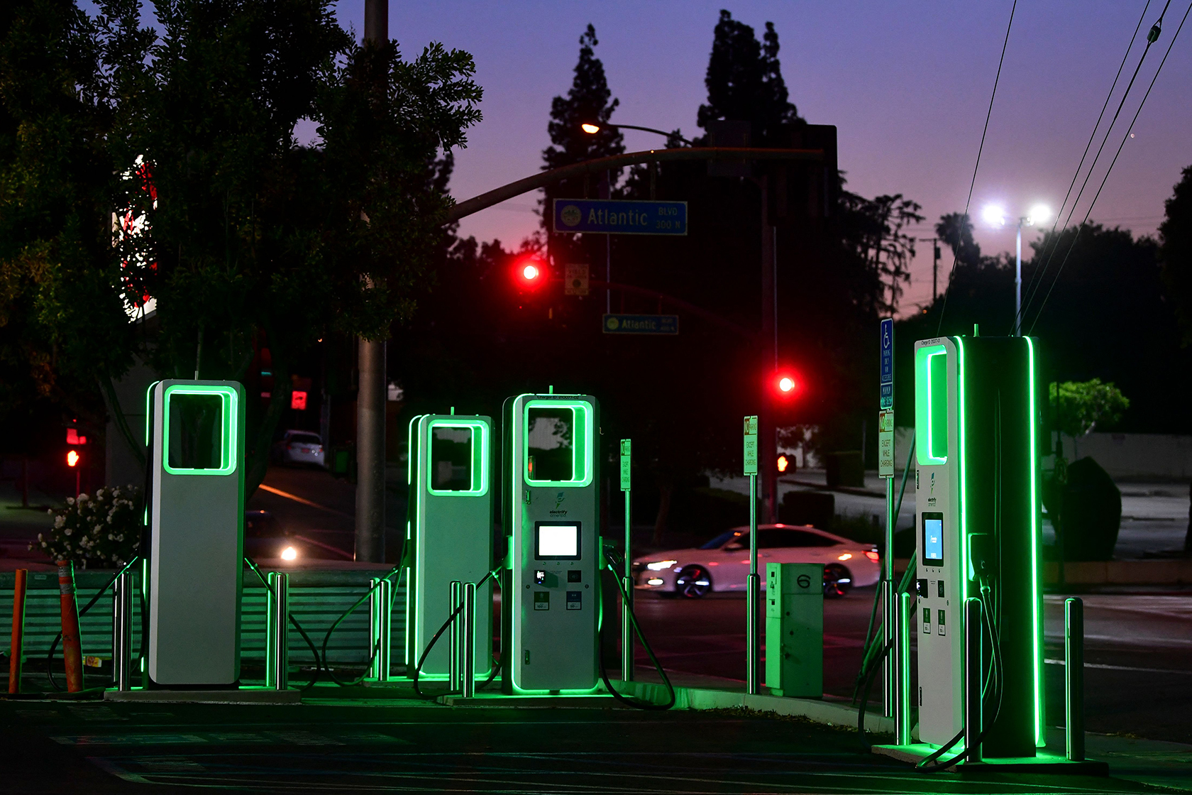 Electric vehicle charging station